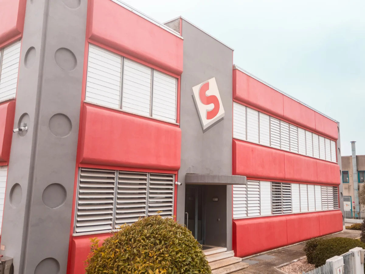 spiazzi-srl-capannone-rosso-grigio