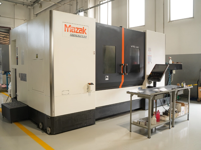 macchina-bianca-nera-per-officina-meccanica