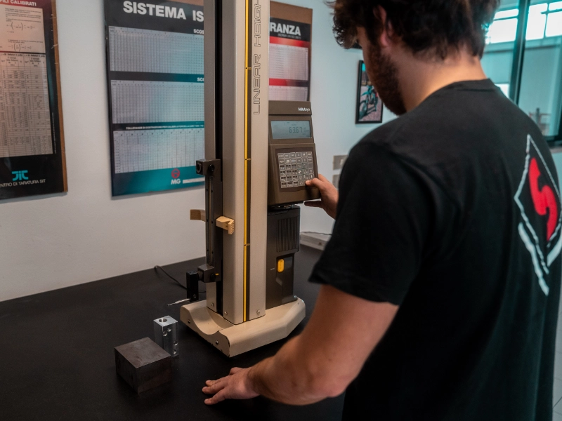 operatore-che-digita-su-display