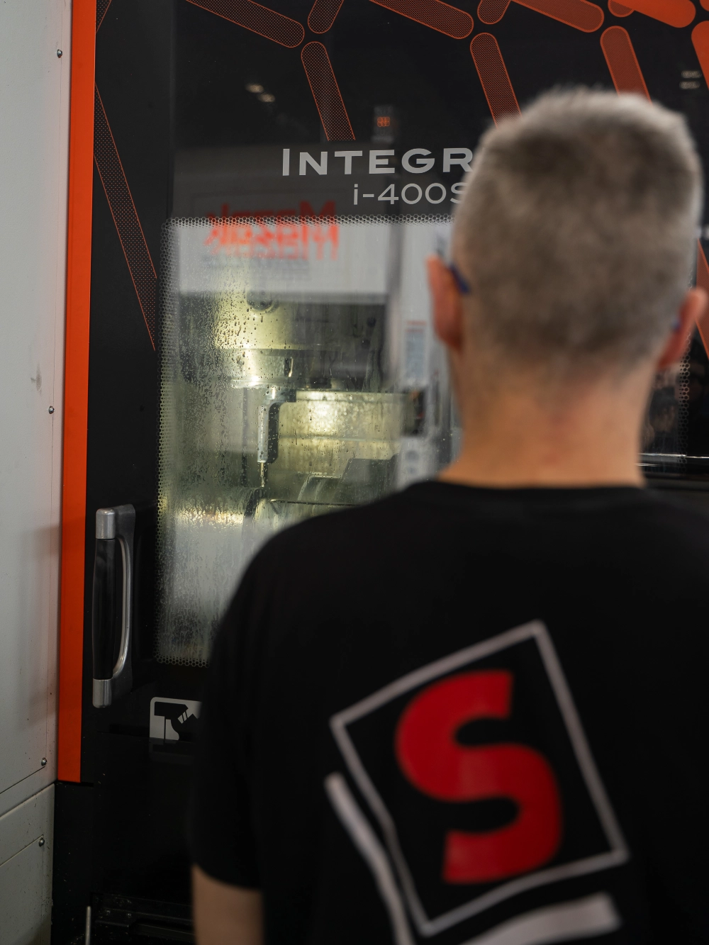 operatore-maglia-nera-e-rossa-davanti-macchina-fresa